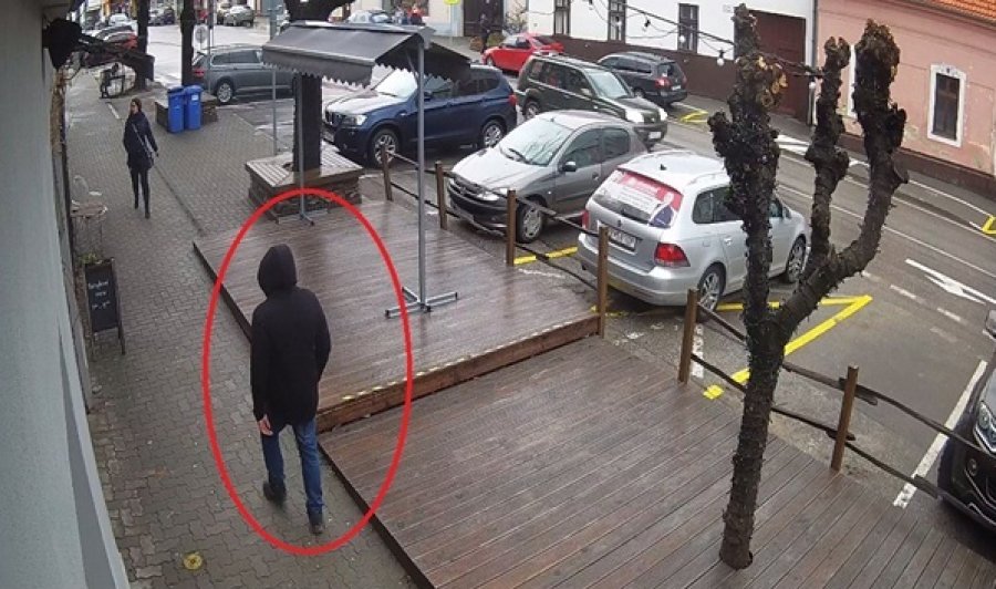 Polícia žiada verejnosť o pomoc pri pátraní po neznámom mužovi v súvislosti s lúpežou v Modre, foto 1