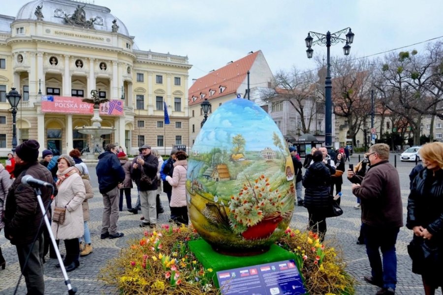 Kraslica od srdca je unikátny darček až z Chorvátska a zdobí Hviezdoslavovo námestie v Bratislave, foto 6