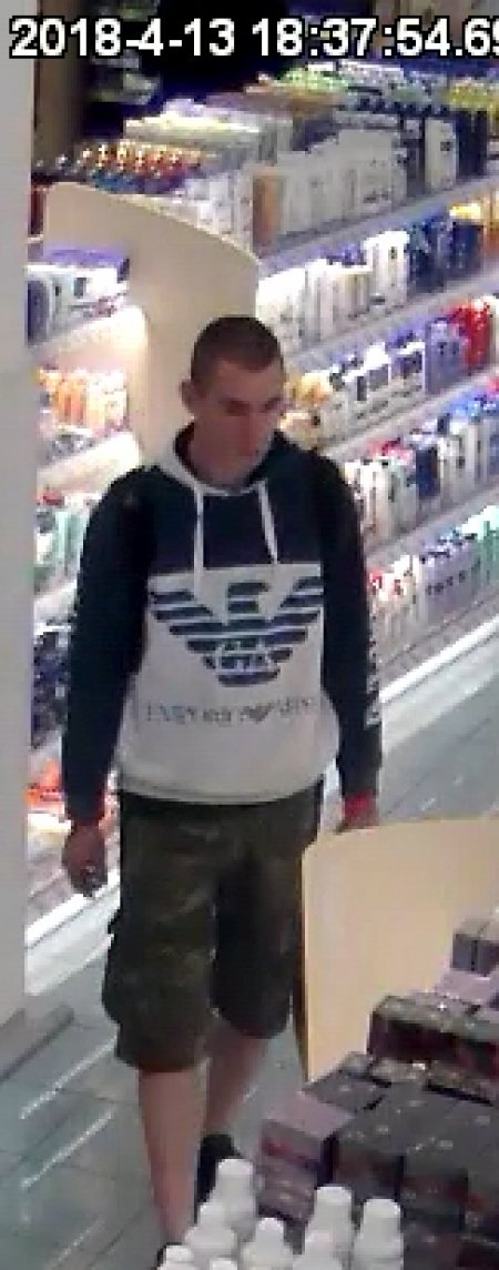Polícia žiada verejnosť o pomoc pri stotožnení muža na fotkách v súvislosti s krádežou v OC Retro, foto 1