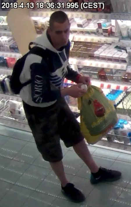 Polícia žiada verejnosť o pomoc pri stotožnení muža na fotkách v súvislosti s krádežou v OC Retro, foto 3