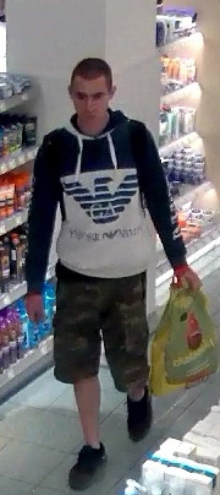 Polícia žiada verejnosť o pomoc pri stotožnení muža na fotkách v súvislosti s krádežou v OC Retro, foto 4