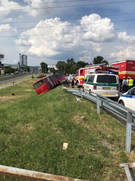 Na kruhovom objazde pod Prístavným mostom v Bratislave sa zrazil autobus MHD s osobným autom, foto 5