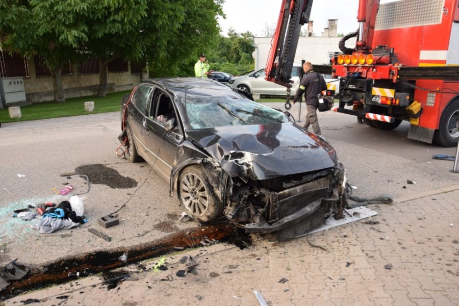 Po náraze auta do plynovej prípojky museli evakuovať 21 obyvateľov, mladá vodička z miesta ušla, foto 1