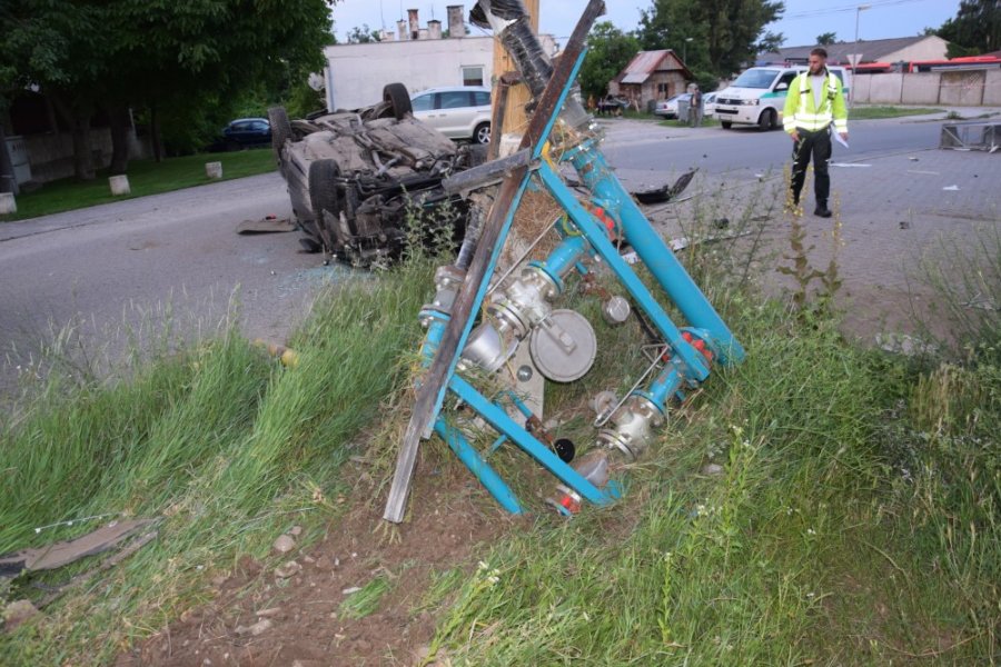 Po náraze auta do plynovej prípojky museli evakuovať 21 obyvateľov, mladá vodička z miesta ušla, foto 2