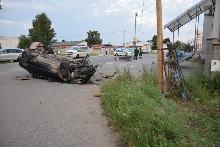 Po náraze auta do plynovej prípojky museli evakuovať 21 obyvateľov, mladá vodička z miesta ušla, foto 3