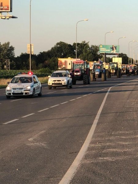 Farmári prišli do Bratislavy: polícia usmerňuje dopravu, jazdite zodpovedne, foto 1