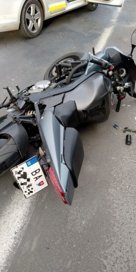 Motocyklista z policajnej naháňačky bol pod vplyvom omamných látok, nemal dokonca ani platný vodičák, foto 2