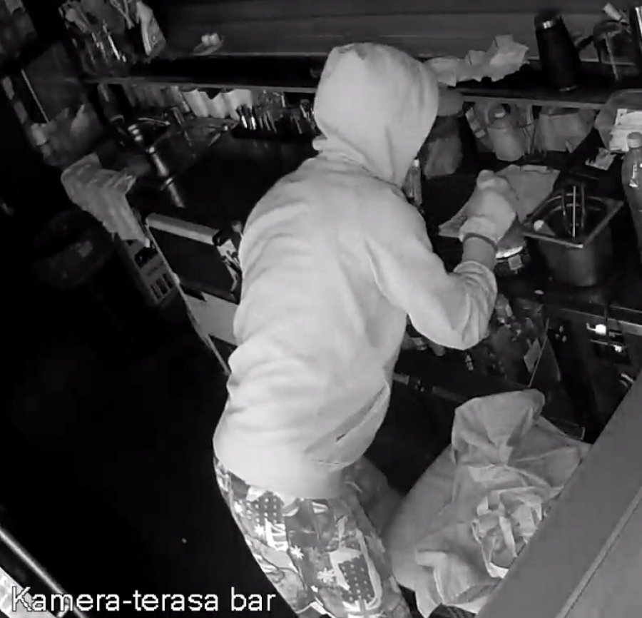 Polícia pátra po neznámom mužovi, ktorého zachytili bezpečnostné kamery pri krádeži v kaviarni, foto 1