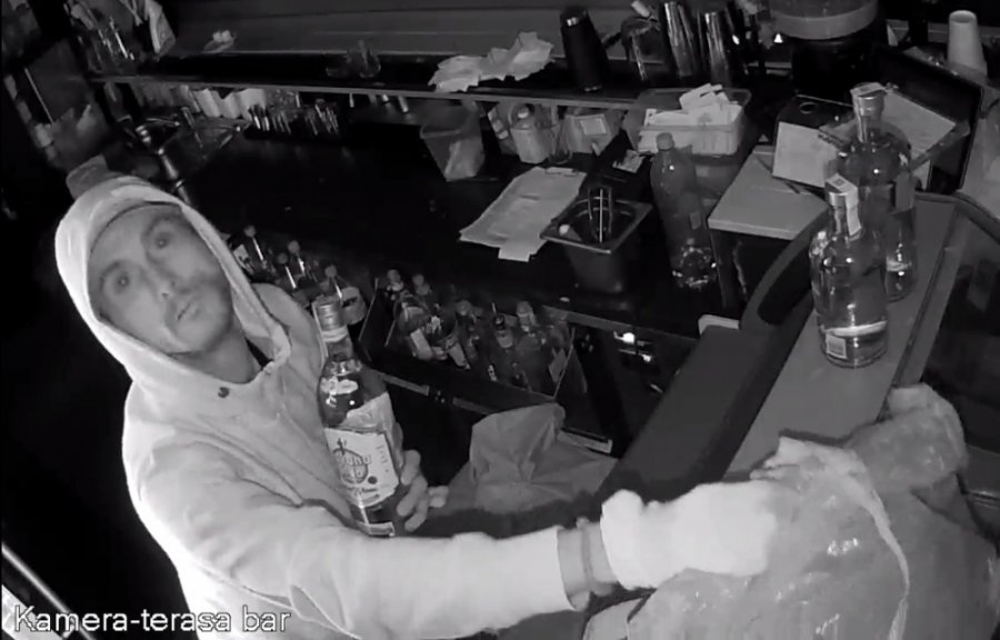 Polícia pátra po neznámom mužovi, ktorého zachytili bezpečnostné kamery pri krádeži v kaviarni, foto 2
