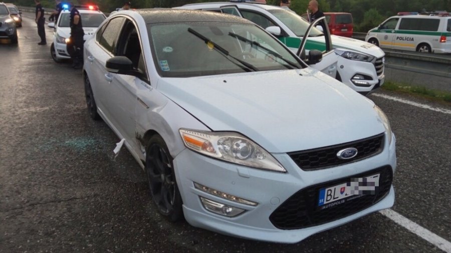 Policajná naháňačka s vodičom podozrivým z krádeže sa nezaobišla bez streľby, foto 3