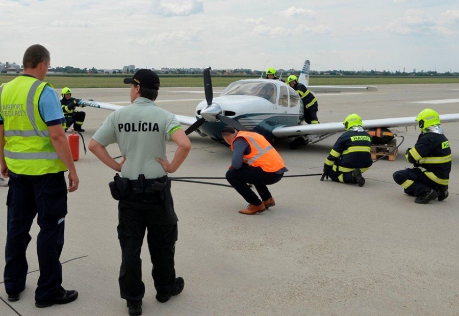Záchranné zložky zasahovali na bratislavskom letisku, havarovalo tu malé súkromné lietadlo, foto 1