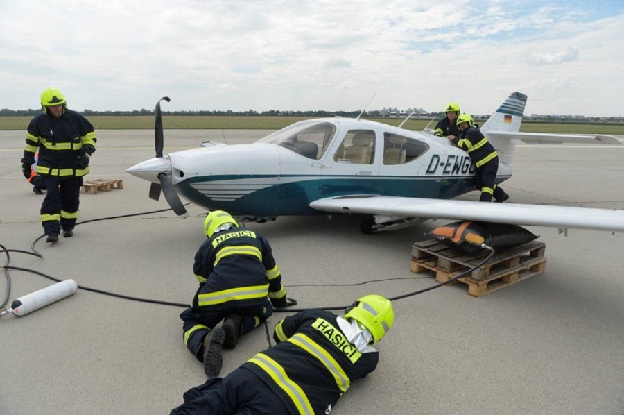 Záchranné zložky zasahovali na bratislavskom letisku, havarovalo tu malé súkromné lietadlo, foto 2