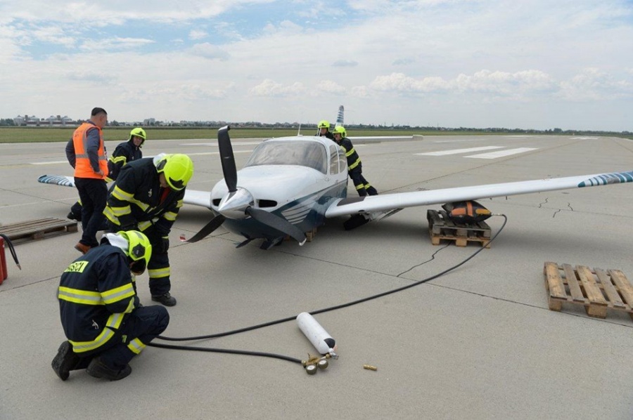 Záchranné zložky zasahovali na bratislavskom letisku, havarovalo tu malé súkromné lietadlo, foto 3