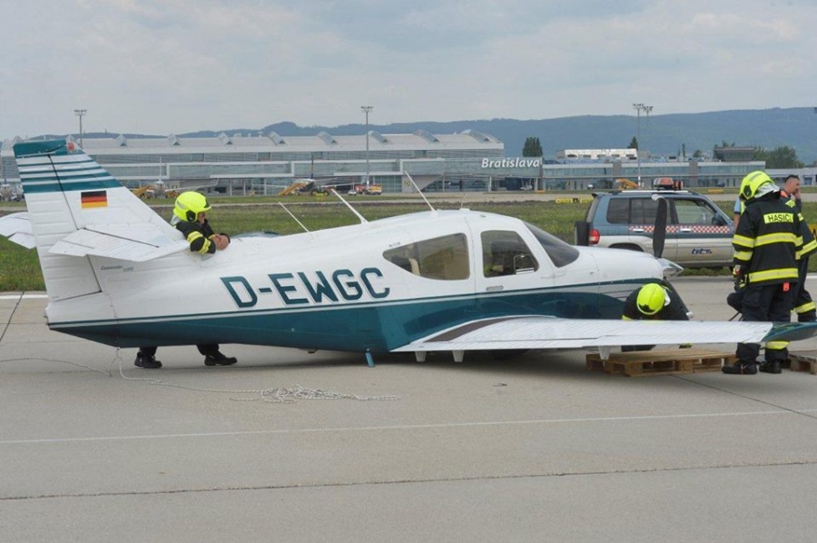 Záchranné zložky zasahovali na bratislavskom letisku, havarovalo tu malé súkromné lietadlo, foto 4