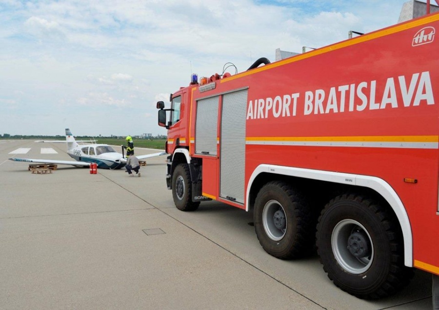 Záchranné zložky zasahovali na bratislavskom letisku, havarovalo tu malé súkromné lietadlo, foto 5