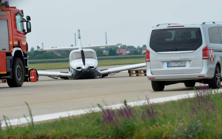 Záchranné zložky zasahovali na bratislavskom letisku, havarovalo tu malé súkromné lietadlo, foto 6
