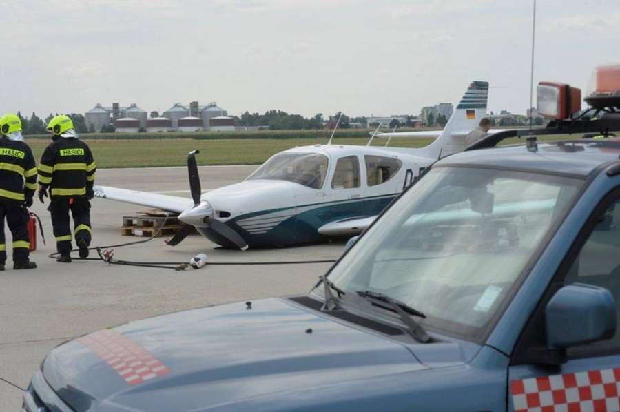 Záchranné zložky zasahovali na bratislavskom letisku, havarovalo tu malé súkromné lietadlo, foto 7