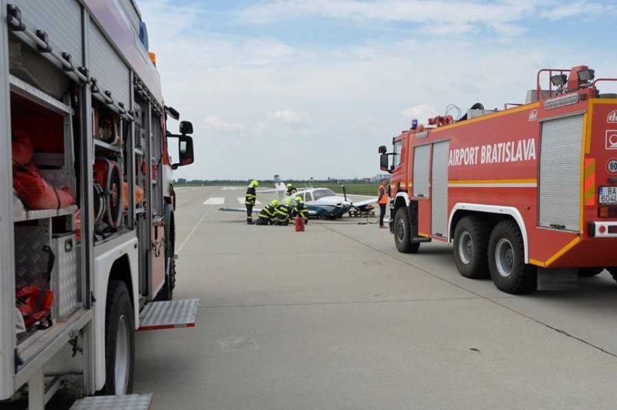 Záchranné zložky zasahovali na bratislavskom letisku, havarovalo tu malé súkromné lietadlo, foto 11