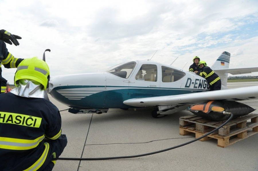 Záchranné zložky zasahovali na bratislavskom letisku, havarovalo tu malé súkromné lietadlo, foto 12