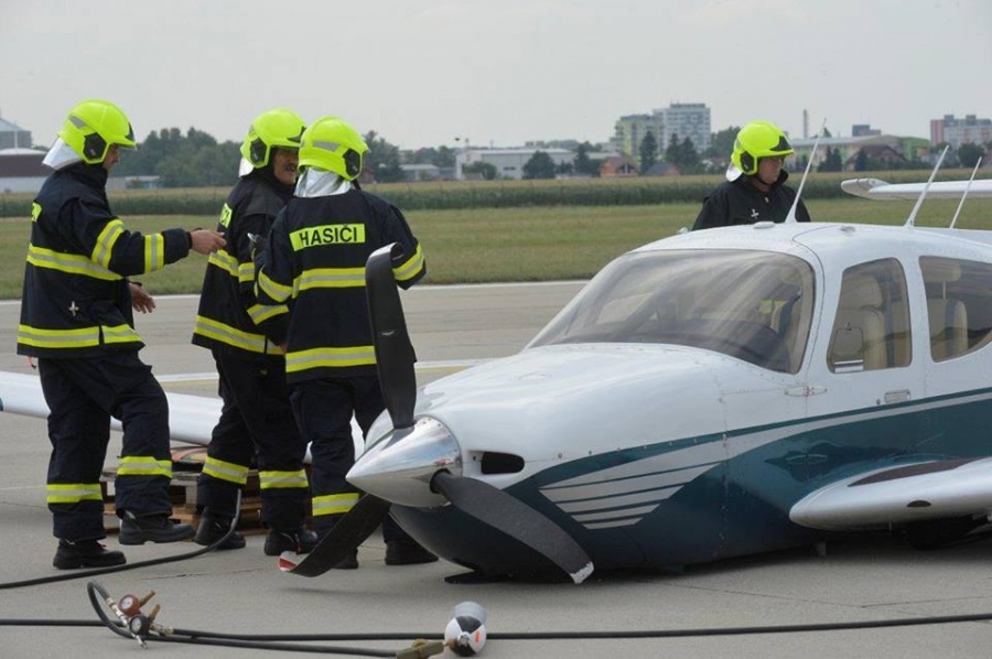 Záchranné zložky zasahovali na bratislavskom letisku, havarovalo tu malé súkromné lietadlo, foto 8