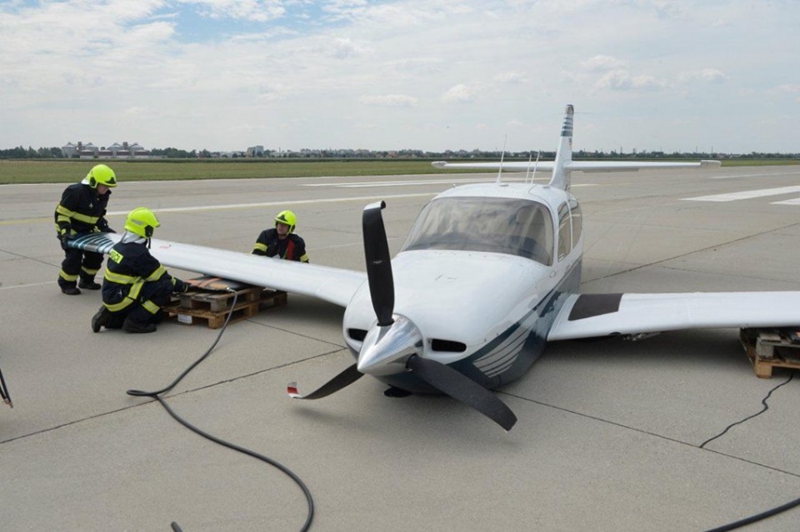 Záchranné zložky zasahovali na bratislavskom letisku, havarovalo tu malé súkromné lietadlo, foto 9