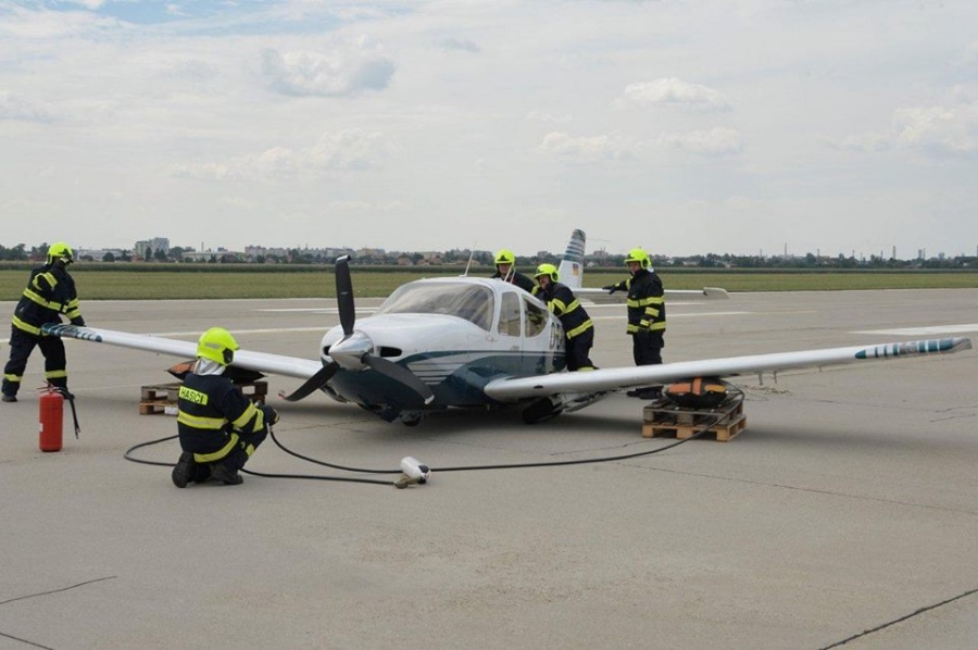 Záchranné zložky zasahovali na bratislavskom letisku, havarovalo tu malé súkromné lietadlo, foto 13