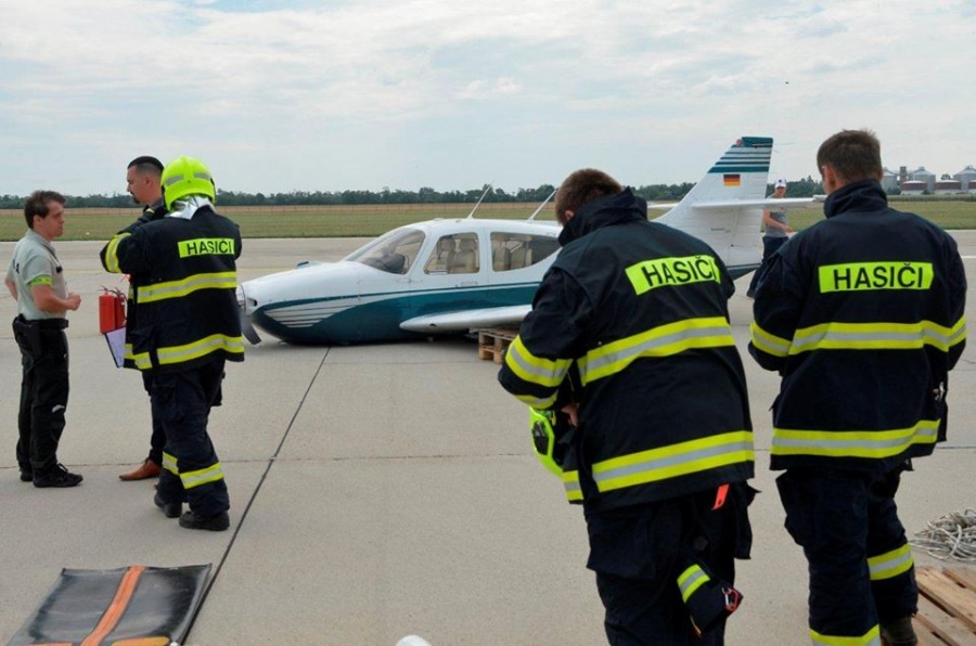 Záchranné zložky zasahovali na bratislavskom letisku, havarovalo tu malé súkromné lietadlo, foto 15