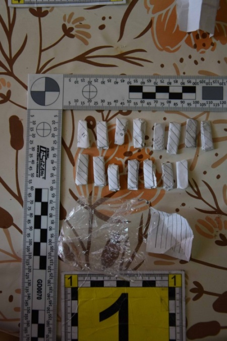 Policajná akcia na Stavbárskej o Vrakuni: Zadržali 19 dávok heroínu a dve osoby, foto 1