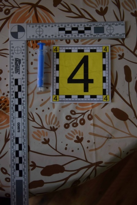 Policajná akcia na Stavbárskej o Vrakuni: Zadržali 19 dávok heroínu a dve osoby, foto 3