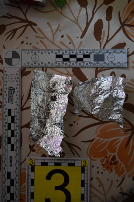 Policajná akcia na Stavbárskej o Vrakuni: Zadržali 19 dávok heroínu a dve osoby, foto 5