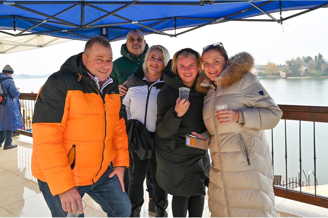 FOTO: V Senci sa konal 24. ročník Trojkráľového kúpania otužilcov, foto 2