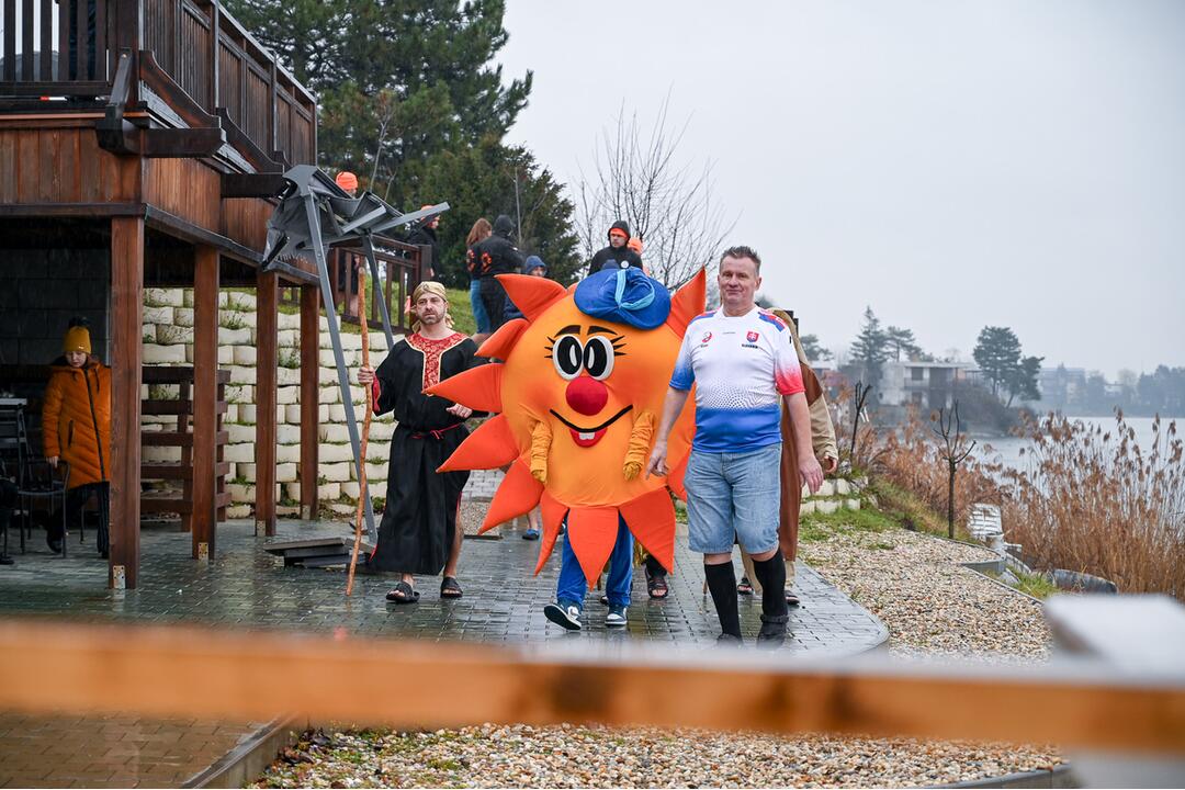 FOTO: V Senci sa konal 24. ročník Trojkráľového kúpania otužilcov, foto 4