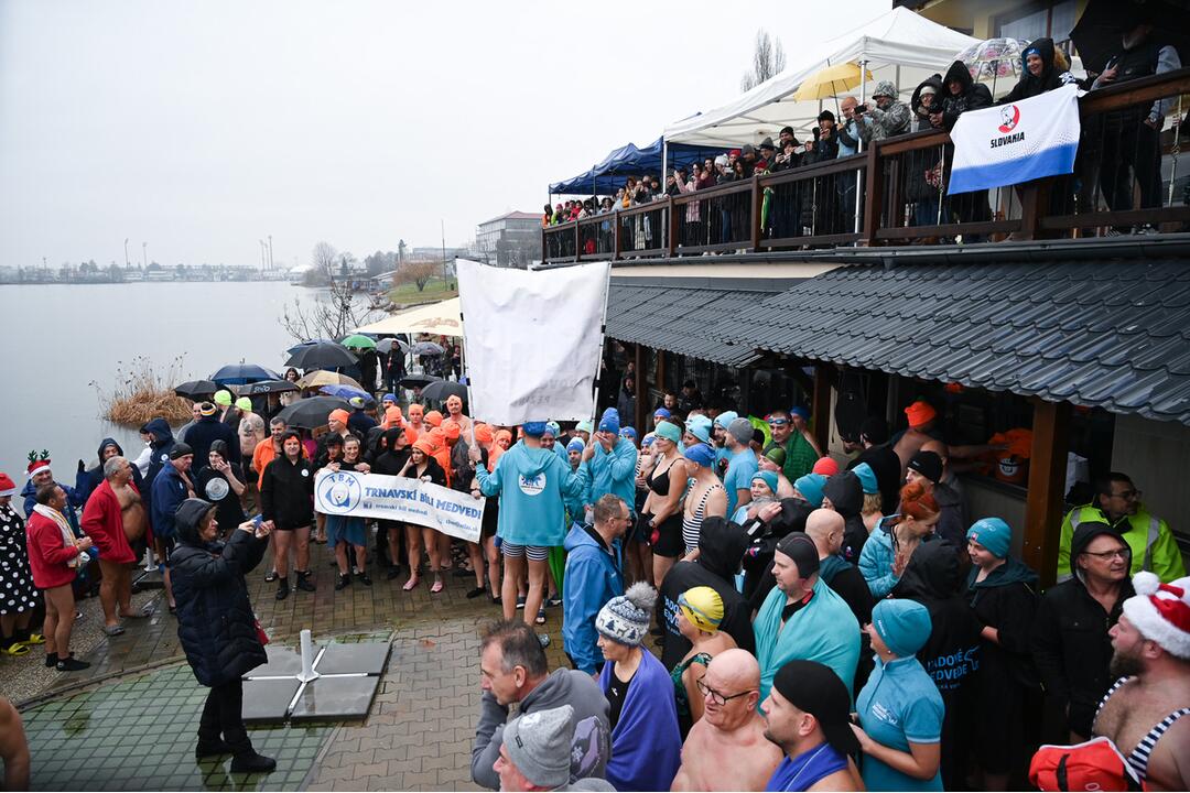 FOTO: V Senci sa konal 24. ročník Trojkráľového kúpania otužilcov, foto 6