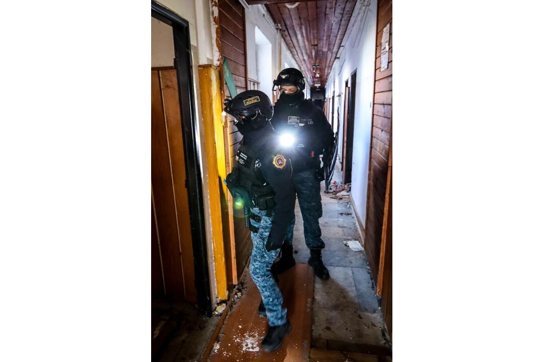 FOTO: Bratislavská mestská polícia kontrolovala priestory bývalého Hotela Flóra, foto 4