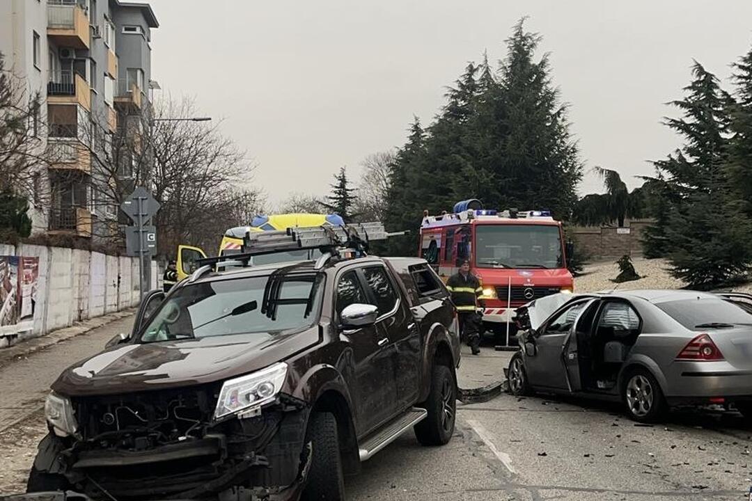 FOTO: V Senci na Pezinskej ulici sa zrazili tri autá, foto 1