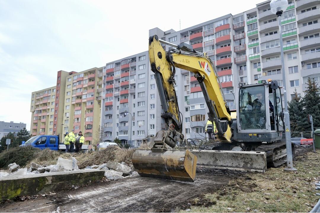 FOTO: V Karlovej Vsi už búrajú parkovisko na Ulici Ľudovíta Fullu, foto 1