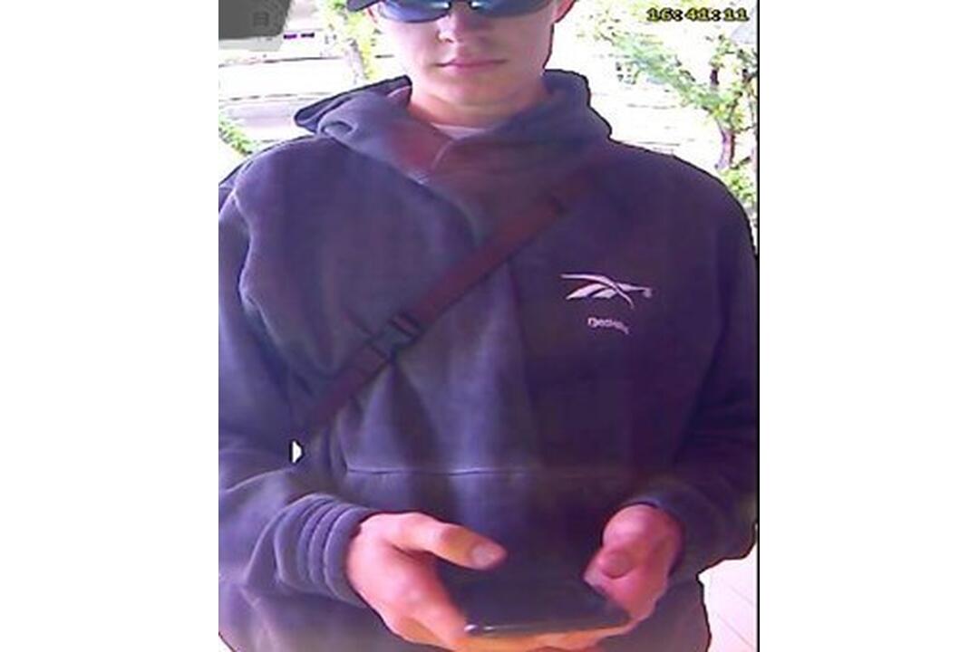 FOTO: Polícia hľadá zlodeja, ktorý si z cudzieho účtu mal previezť 10-tisíc eur, foto 1