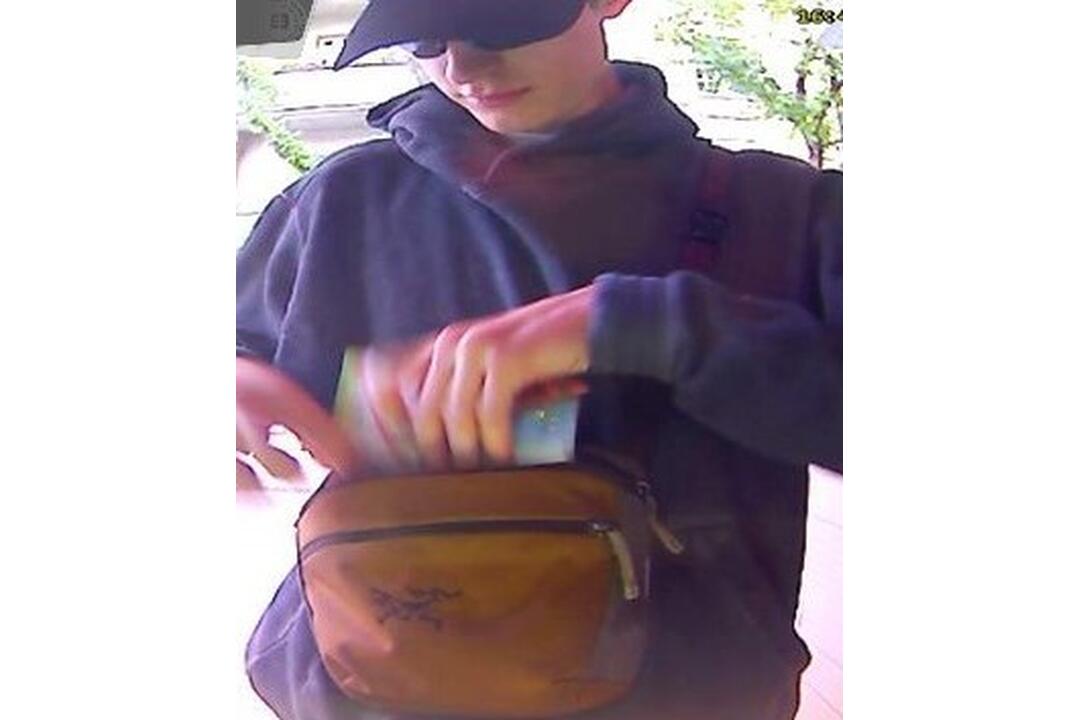 FOTO: Polícia hľadá zlodeja, ktorý si z cudzieho účtu mal previezť 10-tisíc eur, foto 2