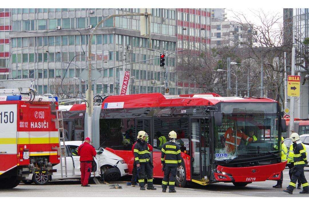 FOTO: Nový bratislavský trolejbus sa zrazil s autom na Trnavskom mýte, foto 1