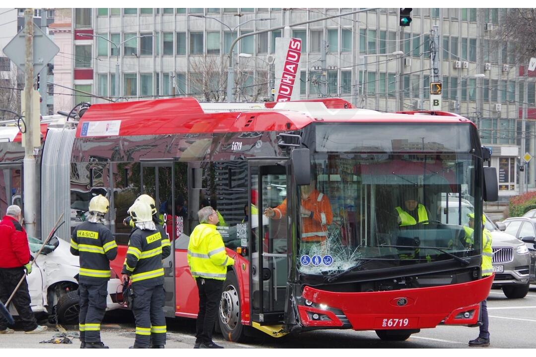 FOTO: Nový bratislavský trolejbus sa zrazil s autom na Trnavskom mýte, foto 2