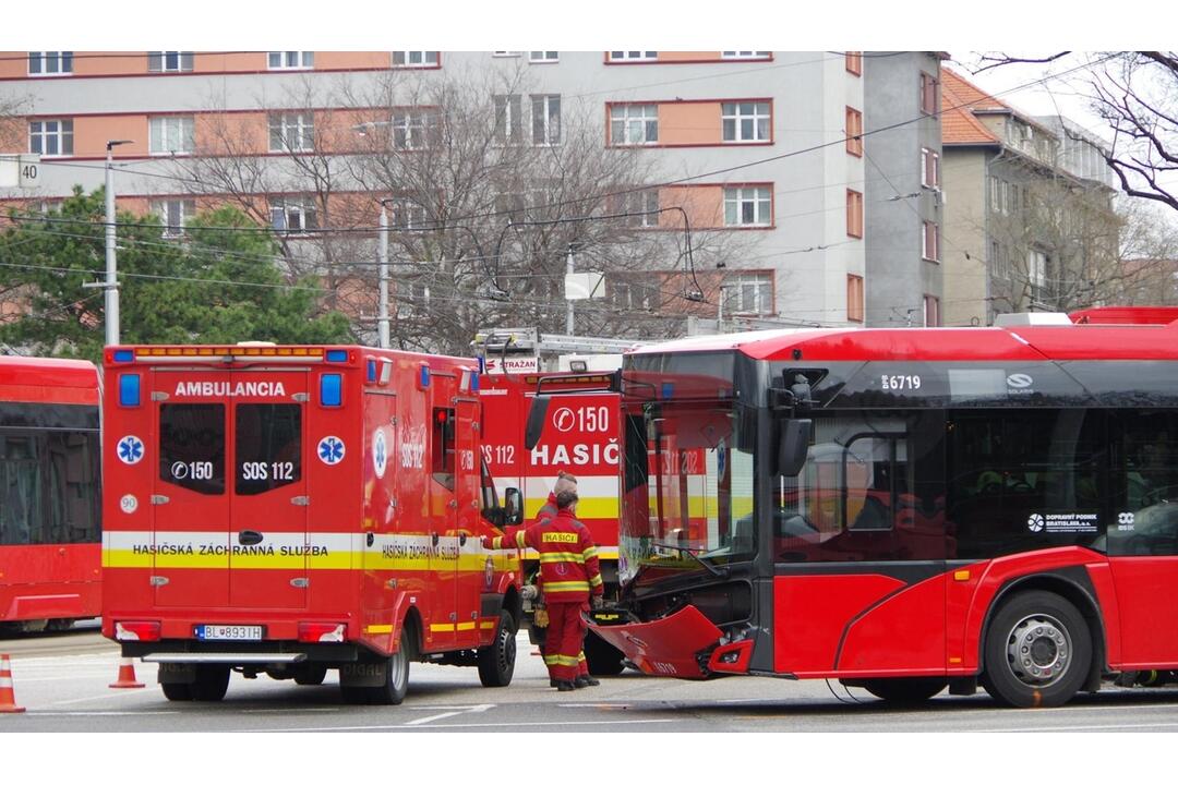 FOTO: Nový bratislavský trolejbus sa zrazil s autom na Trnavskom mýte, foto 3