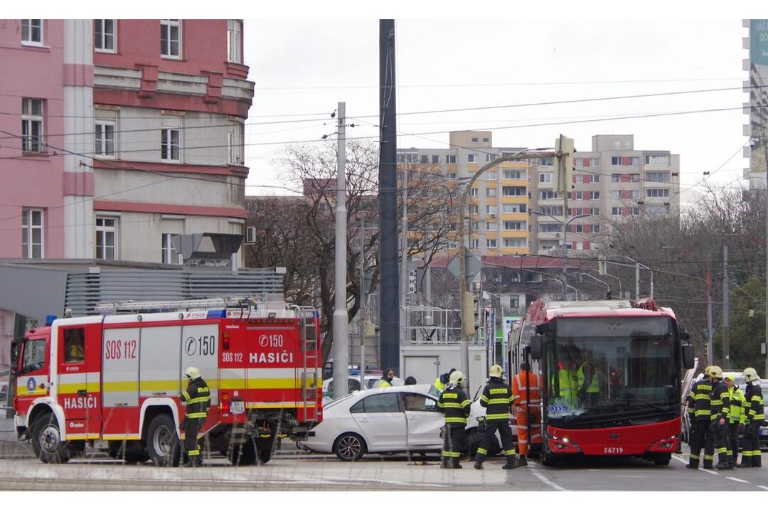 FOTO: Nový bratislavský trolejbus sa zrazil s autom na Trnavskom mýte, foto 4
