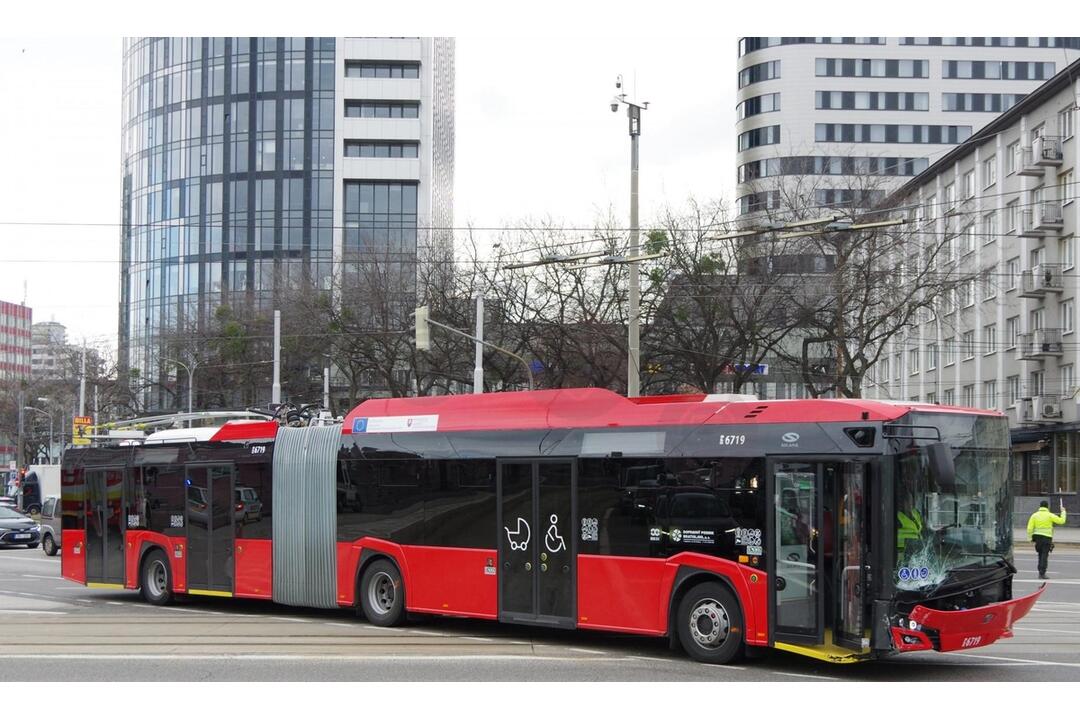 FOTO: Nový bratislavský trolejbus sa zrazil s autom na Trnavskom mýte, foto 5