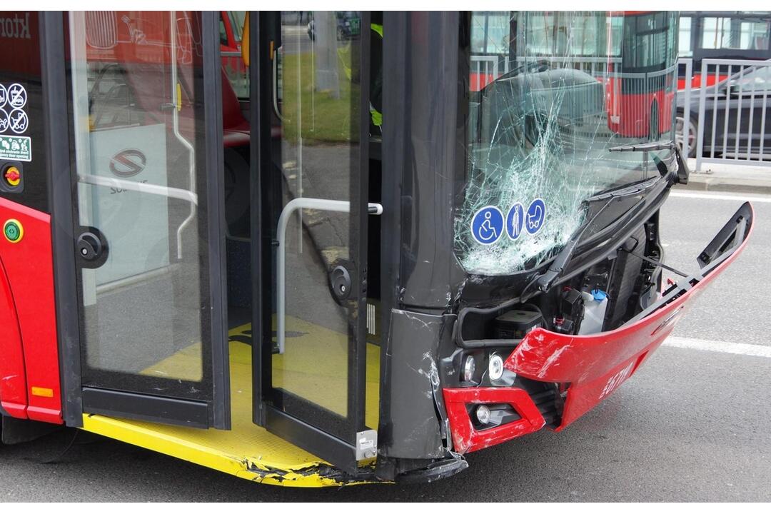 FOTO: Nový bratislavský trolejbus sa zrazil s autom na Trnavskom mýte, foto 6