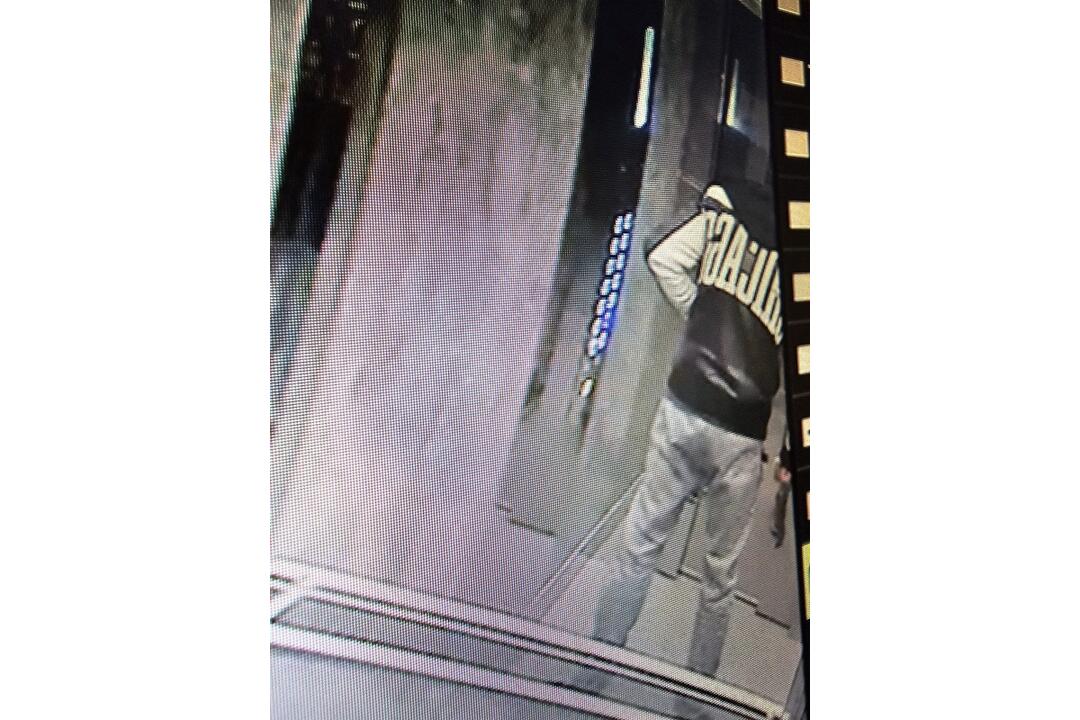 FOTO: Dvaja muži kradli v bytovke na Topoľčianskej ulici v Bratislave, foto 3