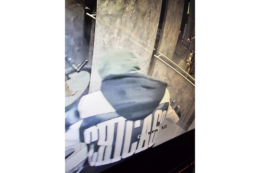 FOTO: Dvaja muži kradli v bytovke na Topoľčianskej ulici v Bratislave, foto 4