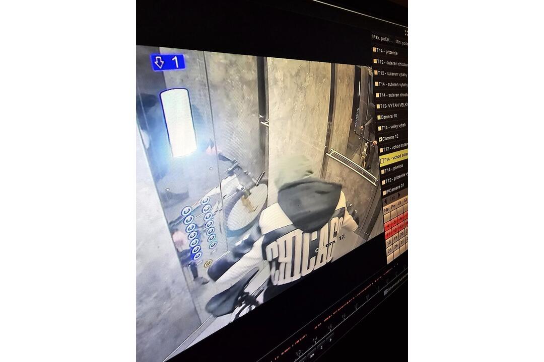 FOTO: Dvaja muži kradli v bytovke na Topoľčianskej ulici v Bratislave, foto 5