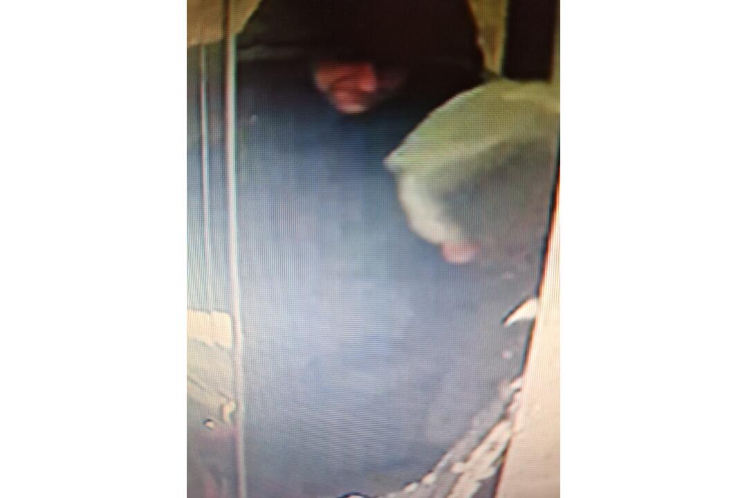 FOTO: Dvaja muži kradli v bytovke na Topoľčianskej ulici v Bratislave, foto 6