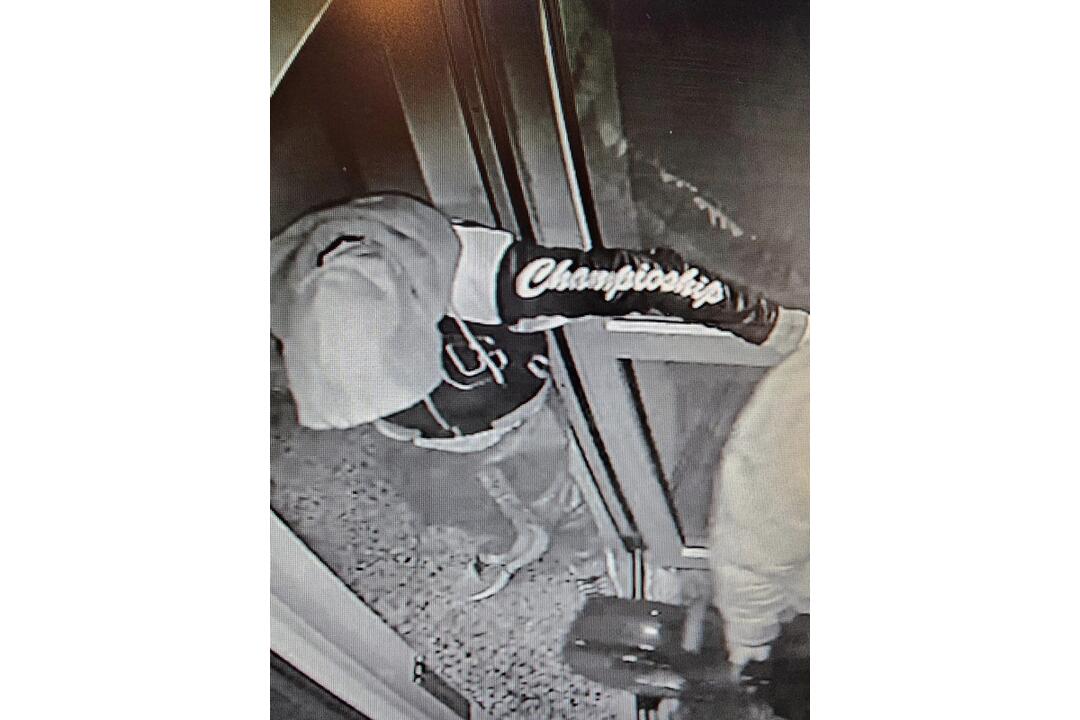 FOTO: Dvaja muži kradli v bytovke na Topoľčianskej ulici v Bratislave, foto 7