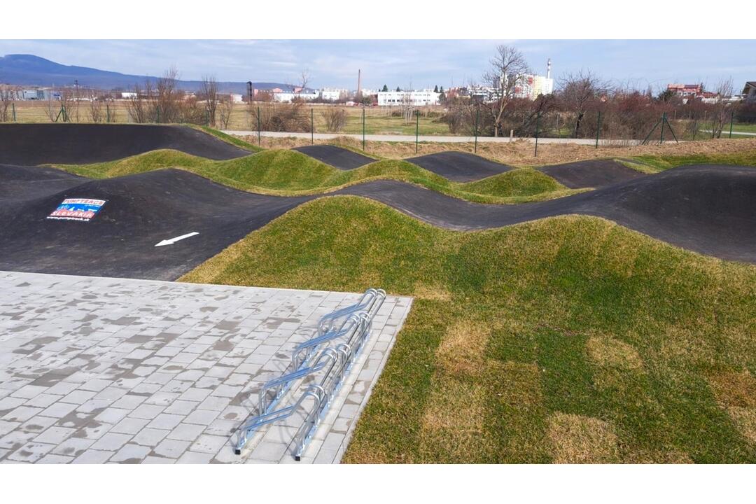 FOTO: V Pezinku je už otvorená pumptracková dráha, stála 188-tisíc eur, foto 1